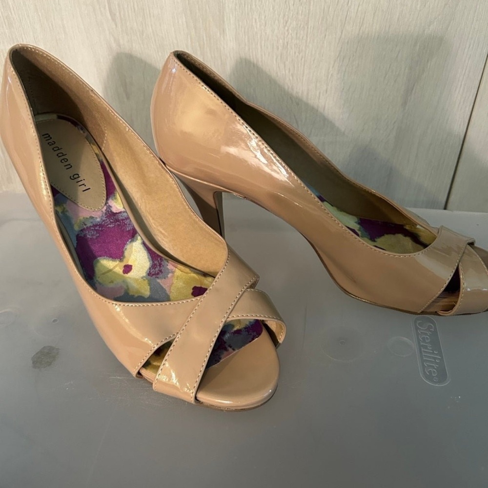 Madden Girl Steve Madden Women's Tan Heels peep toe 3” heel like new